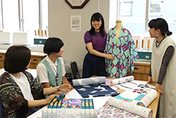 写真：浴衣を制作する学生の皆さん