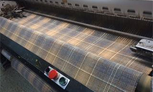 写真：製織中の生地